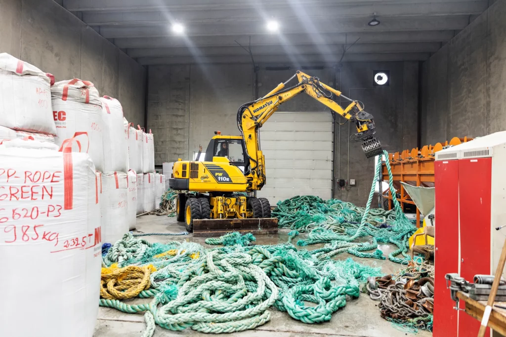Tau, nøter og konstruksjoner kan samles inn, gjenvinnes og brukes i nye oppdrettsanlegg. Oceanize i Nord-Trøndelag resirkulerer plast fra fiskeri og havbruk. Foto: Oceanize